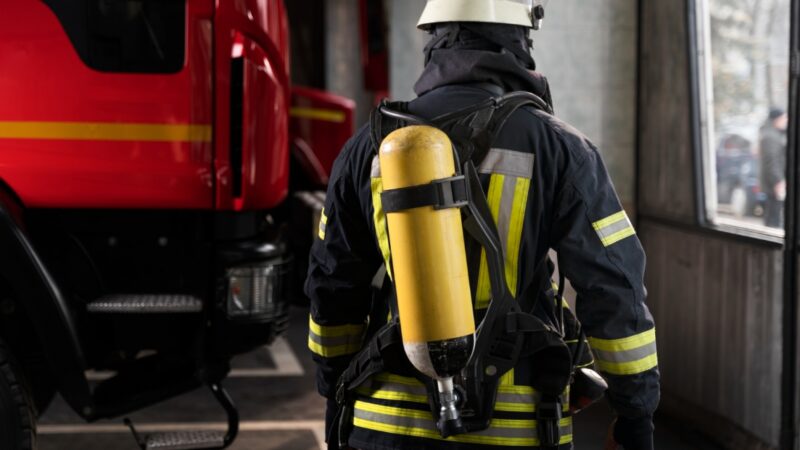 Pożar w sklepie na terenie Bytowa: interwencja siedmiu zastępów straży pożarnej