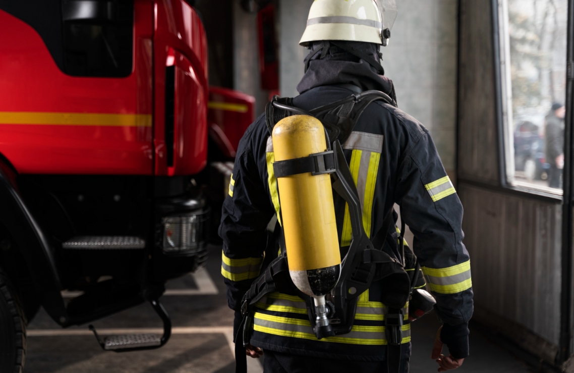 Pożar w sklepie na terenie Bytowa: interwencja siedmiu zastępów straży pożarnej