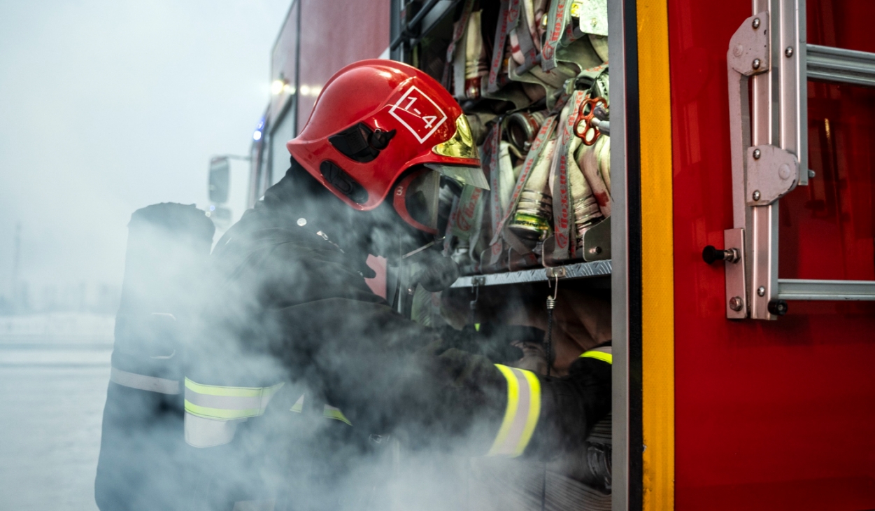 Intensywna operacja strażacka w Bytowie: Pożar garażu