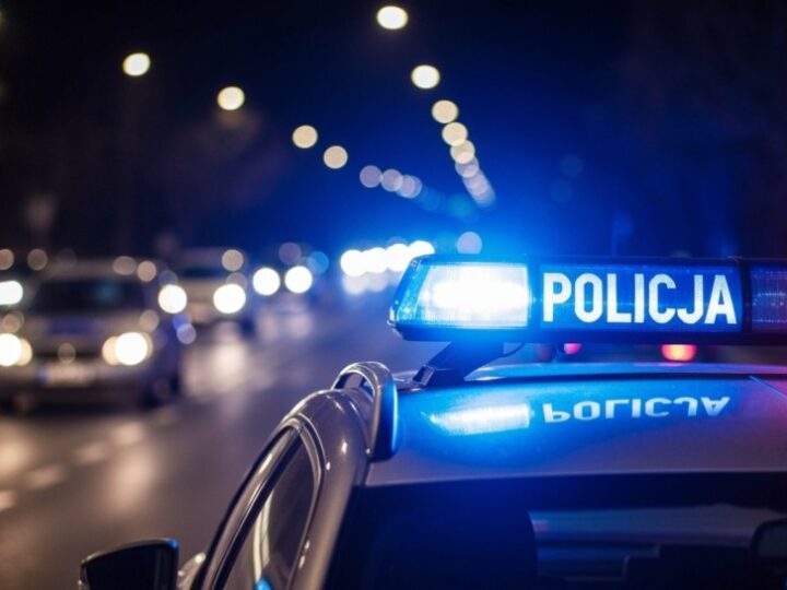 Nietrzeźwa kierująca z 3 promilami dachowała po uderzeniu w płot